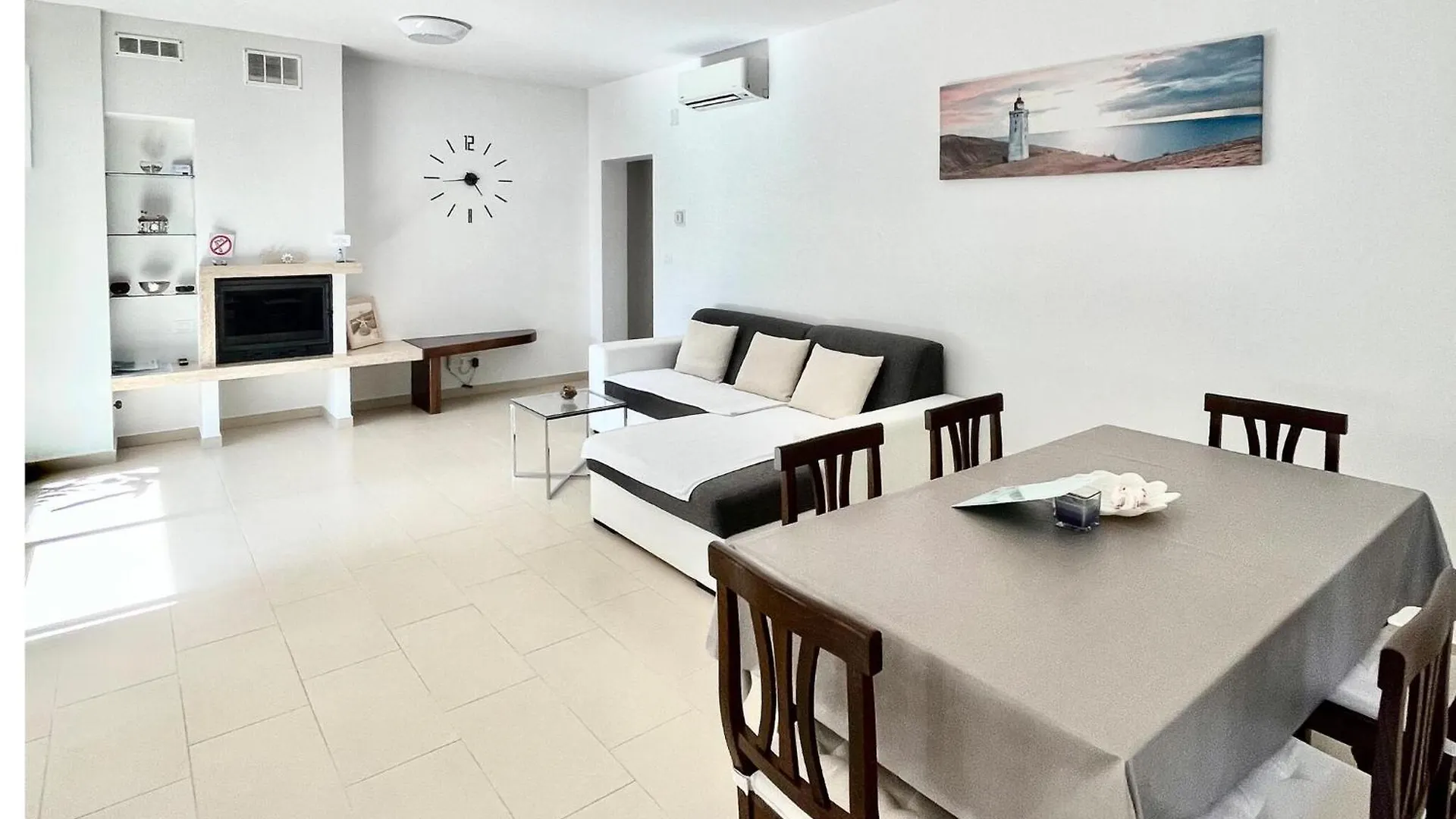 Two Bedroom Cozy Apartment In 반졸레
